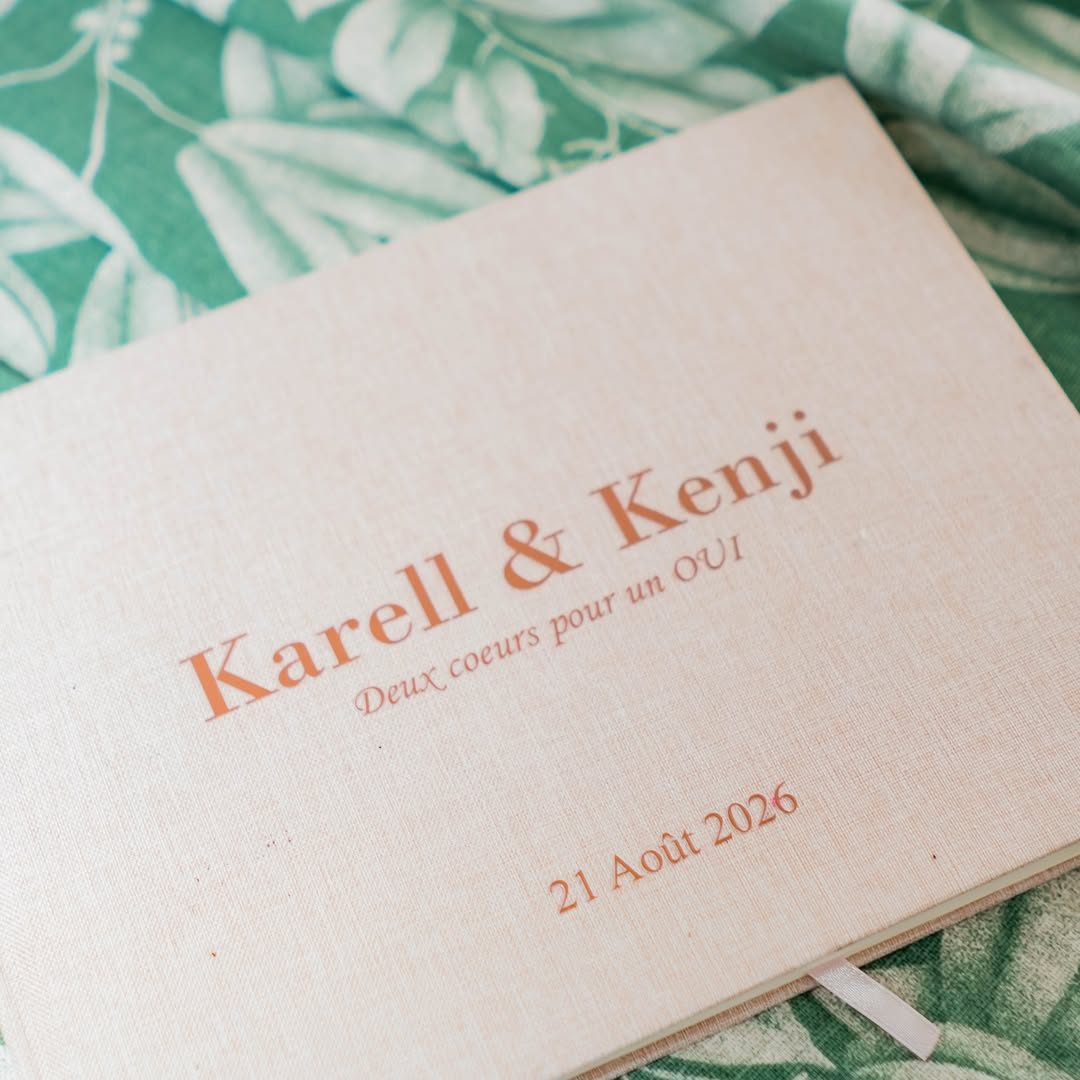Livre d'or en lin gravé Karell et Kenji, deux cœurs pour un oui