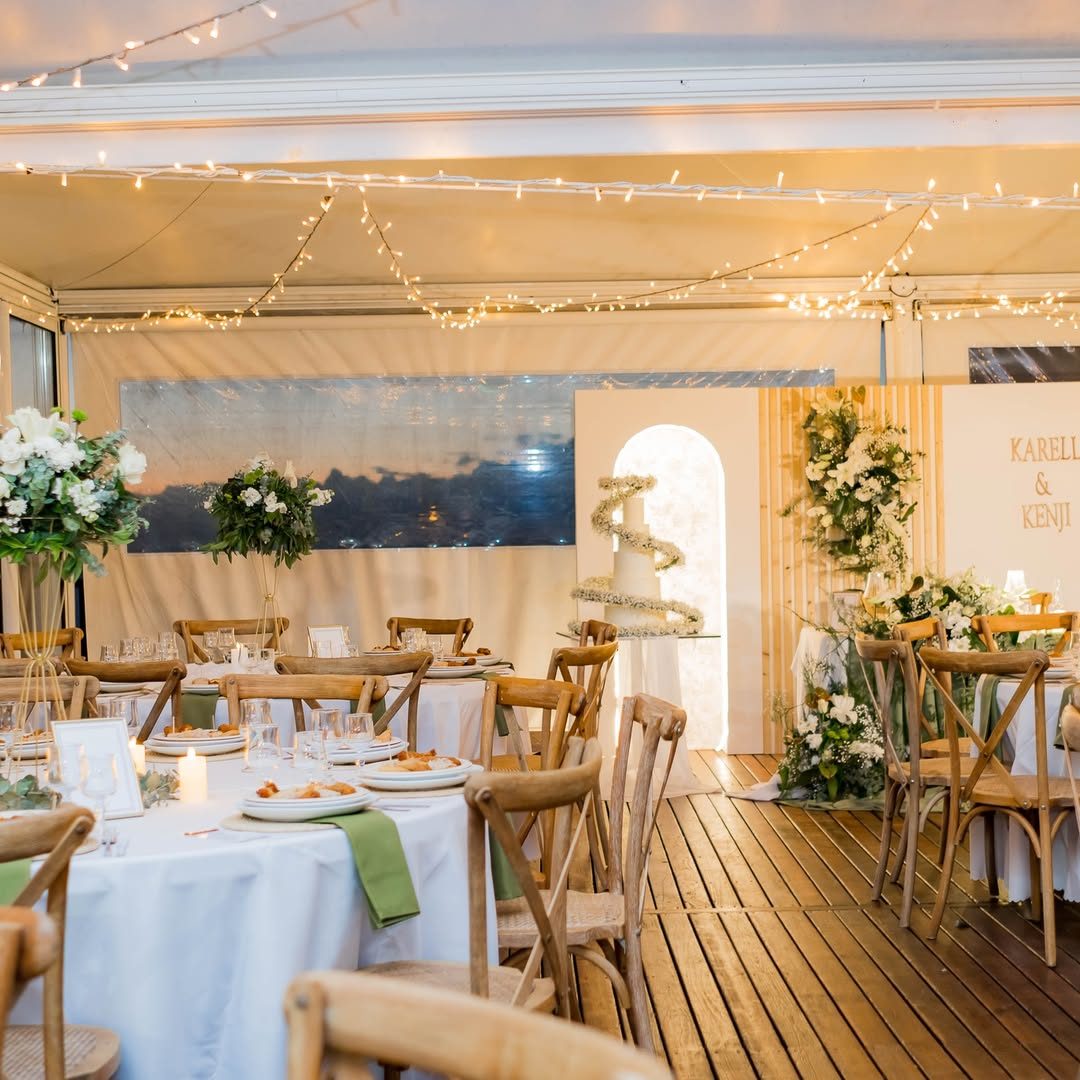 Salle du mariage de Karell et Kenji : arche blanche, gâteau fleuri et tables vertes