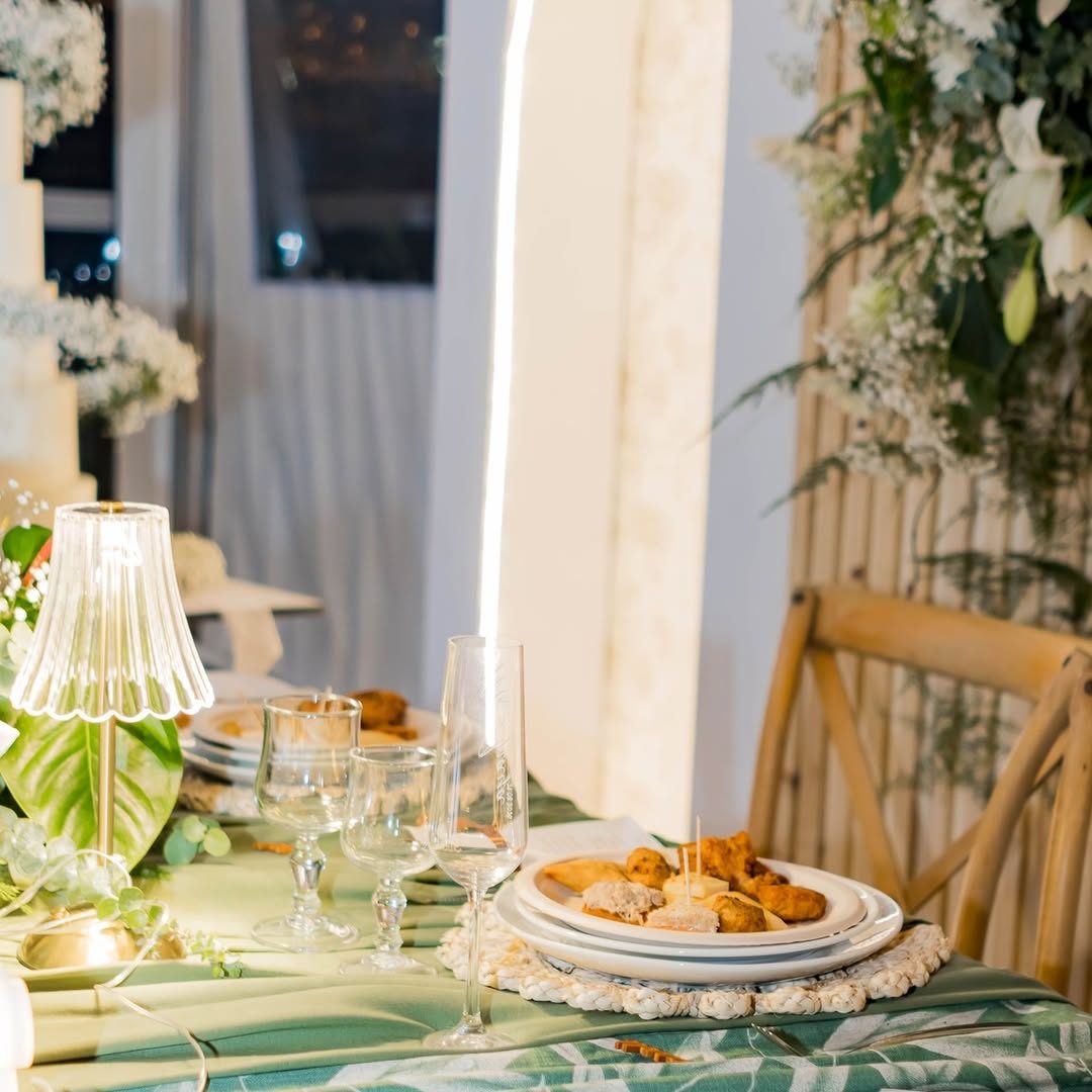 Détail d'une table : verres, lampe et assiette de bouchées